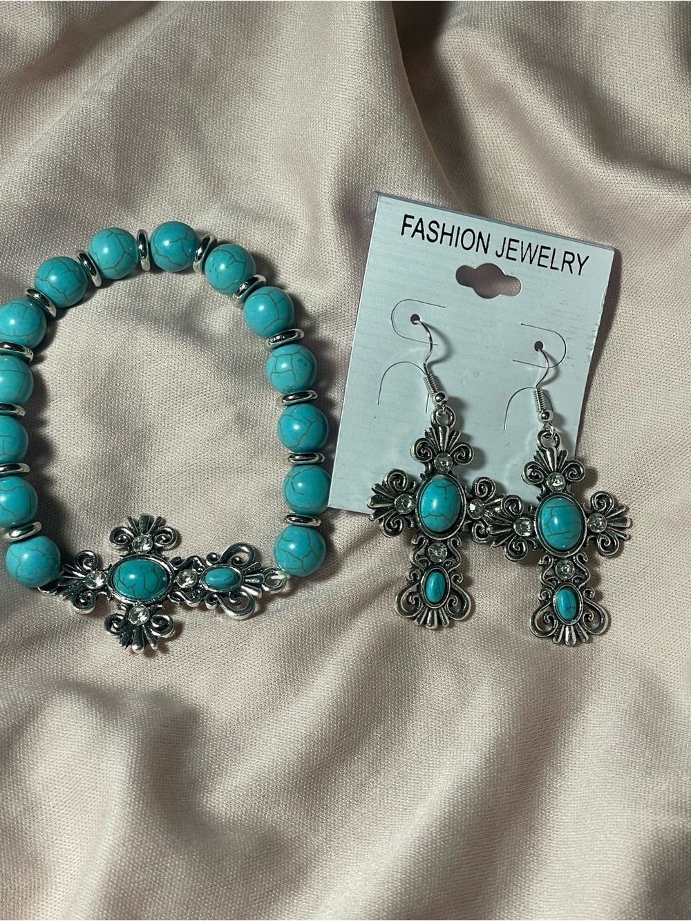 Fashion Jewelry Turquoise Beaded Bracelet with Ornate Silver Cross Accents